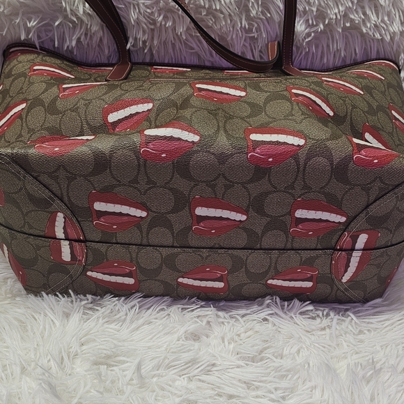 Coach ×Tom Wesselmann City Tote In Signature Canvas With Lip Print Design NWOT - Picture 3 of 11